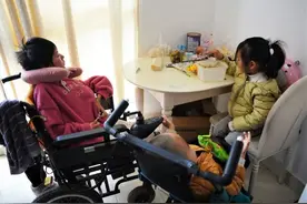 俩女儿先后被罕见病找上门，治疗药剂70万一针！河南这对农村夫妇通过努力让女儿打上了图片