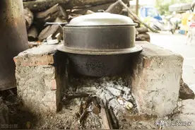 农村柴火灶灶口出现回烟是怎么回事？如何处理？一起来学习一下吧图片