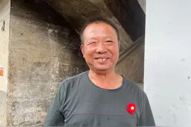 洪水中，环卫大叔冒死救上3名女孩，却遭邻居“大骂”图片