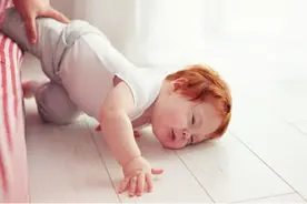 孩子坠床后，妈妈第一步要做的不是“立马抱起”，正确做法要记住图片