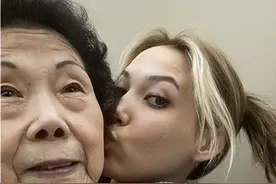 谷爱凌坐私人飞机回国外！豪宅内看书太惬意，撅嘴亲吻奶奶太可爱图片