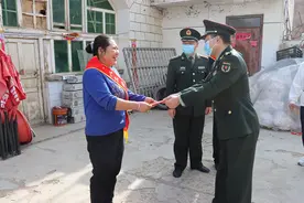 立功喜报送上门 庭院喜庆享荣光——陕西省吴起县为荣立三等功现役军人家庭庆送喜报牌匾图片