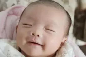“高颜值”女婴笑容甜美，刚出娘胎就成网红，网友：难得一遇图片
