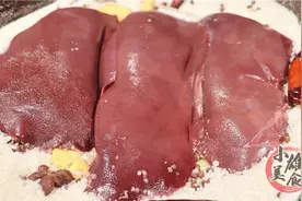 把猪肝埋入盐中2个小时，味道比卤得还要香！学会全家夸你是大厨图片