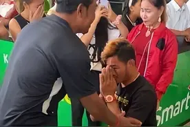 柬籍拳手击败泰国老牌拳手，赢得泰拳腰带载誉而归图片