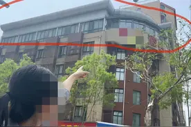 顶层总漏雨被投诉，维修发现楼顶疑为彩钢瓦木板搭建，还有房产证？有关部门回应：能否办房产证要看审批手续图片