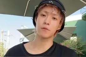 30岁岳岳被曝夜会三女，窦唯20岁女儿在其中，两人街边亲密拥吻图片