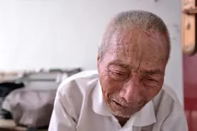 63岁老人哭了：我63岁了，有5700元的退休金，但我想离开这个世界图片