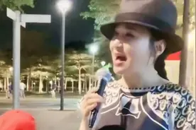 46岁周艳泓深夜路边摆摊唱歌，面如桃花无人围观，一男子默契伴奏图片