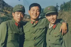 罕见视频：秦基伟之子秦天中将30年前为老山作战牺牲烈士鸣枪致敬图片