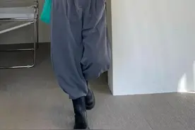 别再露脚踝了，最近流行“靴子裹裤子”，瞧潮人这样穿多洋气显瘦图片