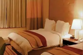 如果不是夫妻关系，入住同一宾馆只登记1个身份证，有啥影响？图片