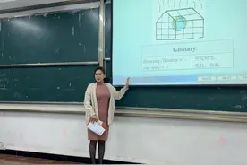 重庆高校英语老师课间献唱粤语歌视频走红 学生：现场比视频里还好听图片