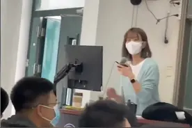 山东一女教师：摘下口罩引尖叫，高颜值难以遮挡，教室内座无虚席图片