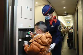 火车上的水哪来的？长途火车24小时不停供水，用过的水又去哪了？图片