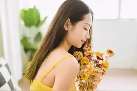 黄衣女孩的微笑图片