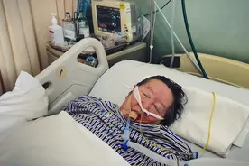 火风母亲感染新冠病危，浑身插满管子抢救，老伴躺病床为其唱歌图片