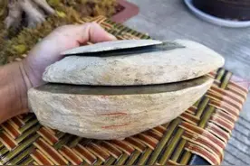 美女20000拿下的石头，一刀竟切出罕见飘红花翡翠开心的像个孩子图片