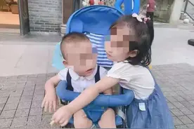 1年前，两幼童被生父推下楼坠亡，生母发誓要复仇，现在如何了？图片