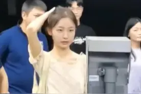 重庆某高校一女生化完妆，系统无法识别人脸，机器都想多看一会？图片