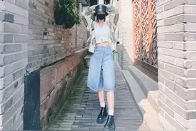 杨丞琳背7万块小包出行！穿露脐装秀蛮腰，坐地拍照不嫌脏图片