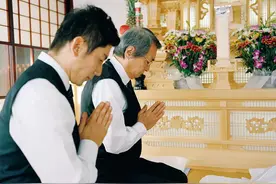 火葬场门口有一对联，上联：“早来晚来早晚都来”，下联可谓绝对图片