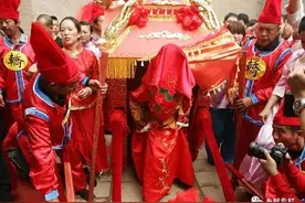 新娘子踏火盆图片