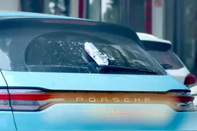 保时捷上放瓶水，是啥意思？图片