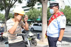 戴上头盔系好扣，头才不“亏”| 助力文明城市创建图片
