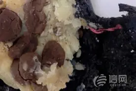 网购欧包吃出红色异物 卡卡业仅表示可退货退款图片