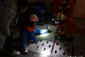 社会救助丨女学生捡眼镜手卡下水道 消防敲坏盖板救援图片