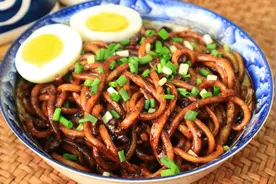 韩式炸酱面和中国炸酱面，有什么区别？你们更喜欢哪种呢？图片