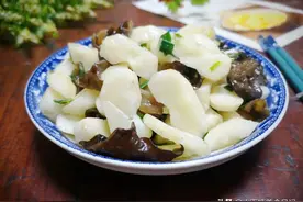 秋天吃荸荠正当时，和木耳是绝配，一黑一白，脆嫩爽口，清淡营养图片