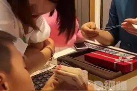 6岁娃用3000元压岁钱给妈妈买金项链，妈妈：不让他买都哭了，还说明年要买金戒指，把营业员都感动了图片