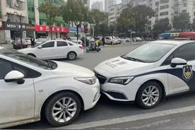 【我为群众办实事】警车逼停，警棍砸窗！民警街头截住私家车只为救出突发疾病的司机图片