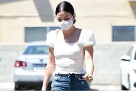 女星露西·海尔现身洛杉矶街头柔美拍照，她的清秀让人心动图片