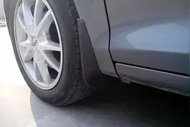 为何新车不装挡泥板，难道是偷工减料？真实原因是这样的图片