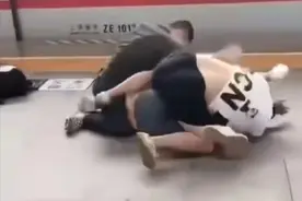 篮球运动员高铁站遭殴打！被摁地上不还手，女友也被扯头发扇耳光图片