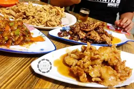 第一次吃东北菜，2人点了4个菜被老板劝住：菜量大，吃完再点图片