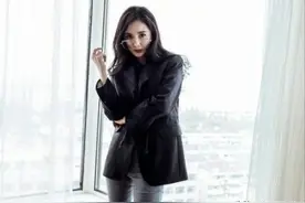 杨幂带火了一种穿法：“裤子塞靴筒”，显瘦显腿长，回头率还高图片