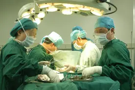 27岁孕妈生下双胞胎宝宝，孩子出生后，丈夫直呼“真是作孽啊”！图片