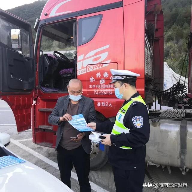 中重型货车在高速上不能超车？正确的做法是↓丨胡椒漫谈