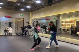 美女打拳🥊的感觉还是不错的 打得一拳开，免得百拳来，图片