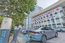 多地电动汽车公共充电桩电费涨价引发市民关注：“一块钱是起点，多少才是归宿?”图片