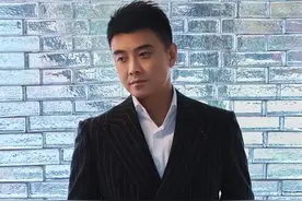 王皓：暴瘦变型男，1米72娇妻身材傲人，俩儿子像爸图片