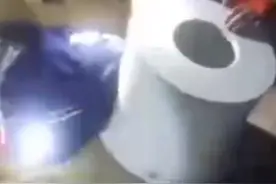 河南开封 熊孩子头卡机井保护罩，造型看懵消防员图片