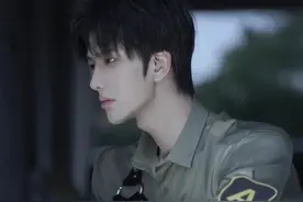 外冷内热军少表面对她态度刚硬不解风情，其实恍然间已然对她动心图片