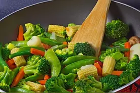 炒菜锅用什么材质的锅最好？找了一圈，最好用的还得是这种锅图片