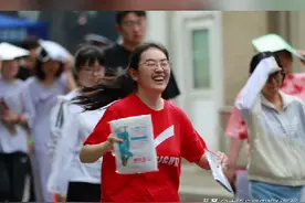 考试结束考生笑着冲出考场,还记得你走出高考考场的心情吗？图片