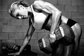 适合女生练背的6个动作，让你的腰更瘦，体态更年轻图片